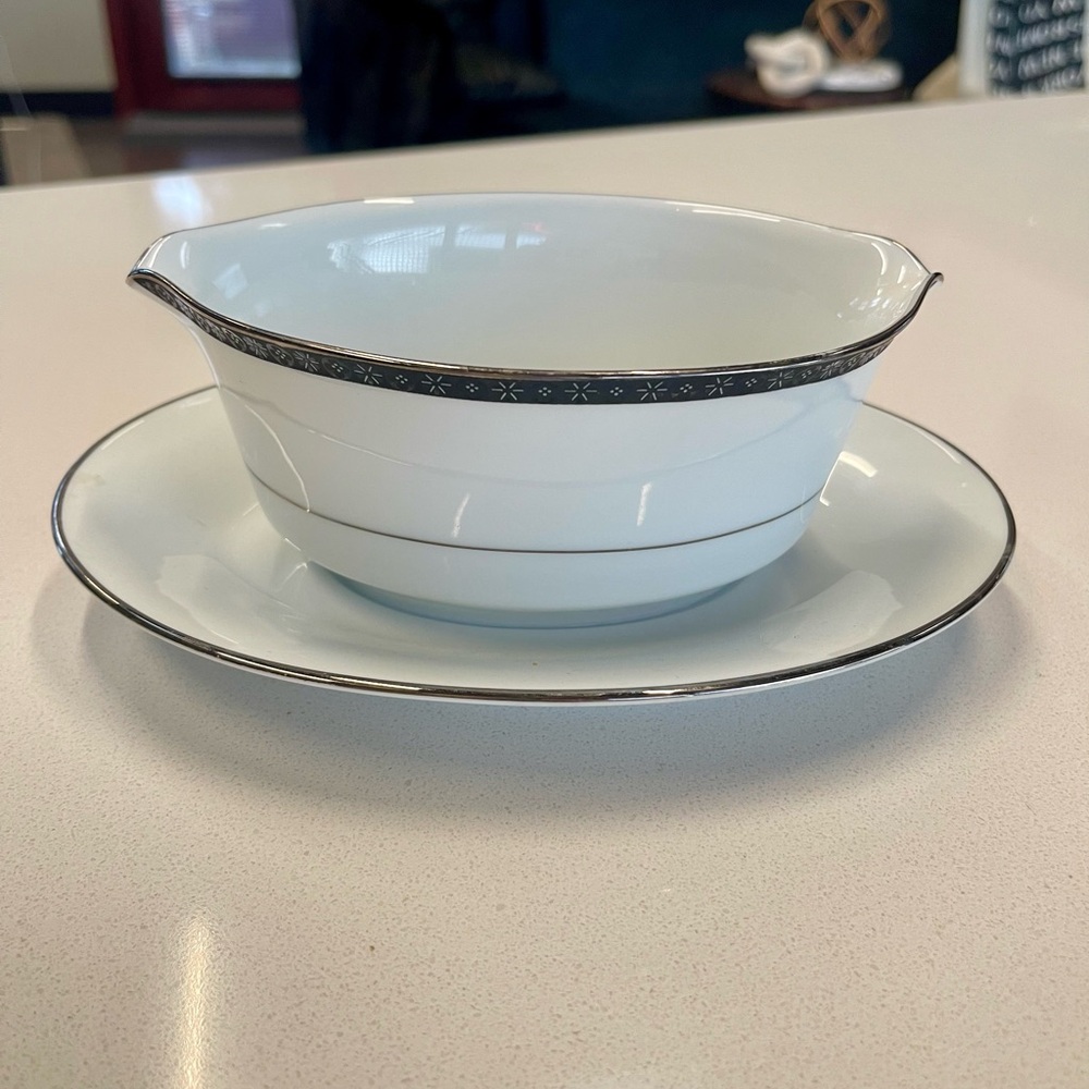 $100 Noritake Peking black white silver China Gravy Boat w/attached Underplate.